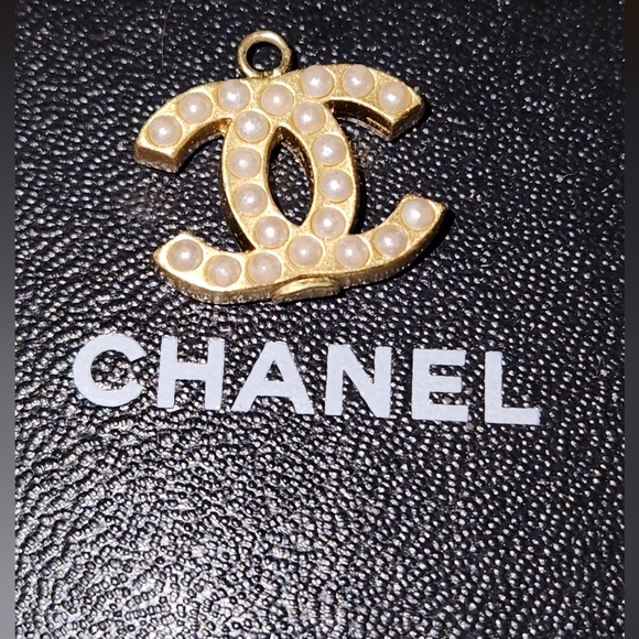 2002 P Chanel Double-sided Pearl CC Logo Pendant Vintage - Picture 4 of 6